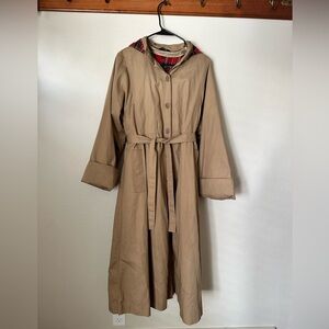 Classic Beige Trench Coat with Plaid Lining - Women